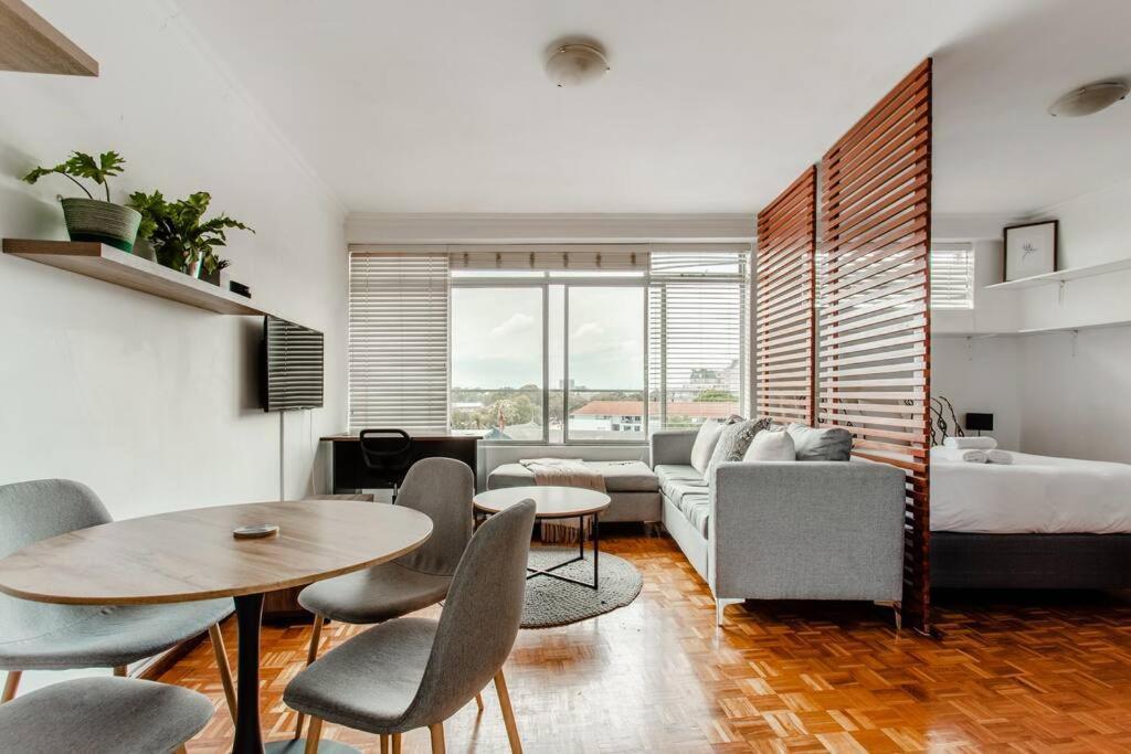 Greenpoint Studio Mountain Views, Central & Secure *